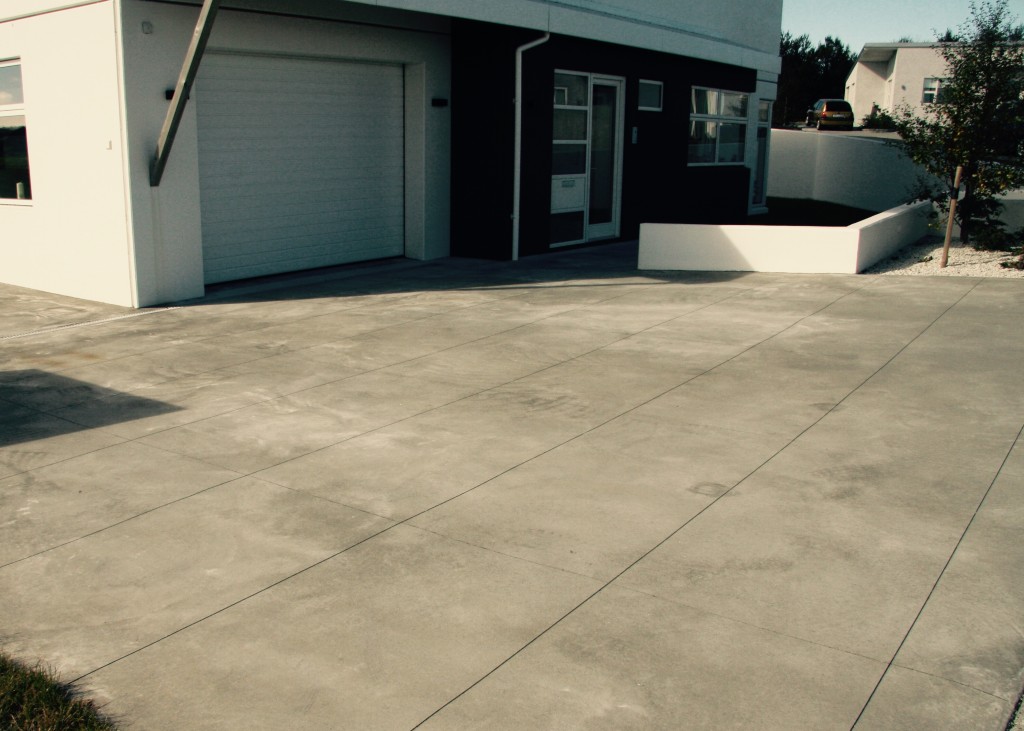 Concrete drive way with a cut texture 